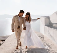 Pasangan pengantin berjalan bersama dalam perayaan yang intim