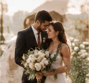 Pasangan berpose dalam sesi pre-wedding bernuansa hangat