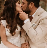 Pasangan pengantin berbagi momen mesra di hari pernikahan